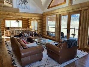 Smart-TV, Kamin, Bücher, Stereoanlage