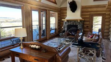 智能電視、壁爐、書籍、音響