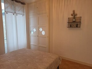 1 bedroom, bed sheets - Appartement Logement Centre-ville (Sées)
