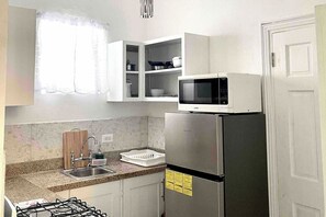 Micro-ondes, four, plaque de cuisson, cafetière/bouilloire