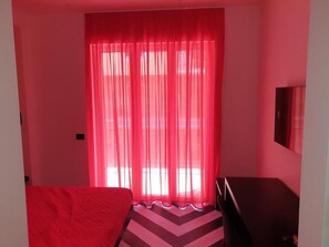 1 kamar tidur, minibar, brankas, dan meja kerja