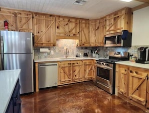 Kjøleskap, mikrobølgeovn, ovn og kokeplater