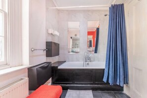Serviettes fournies, papier toilette