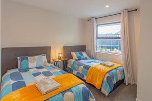 5 Schlafzimmer, Schreibtisch, Bügeleisen/Bügelbrett, Reisekinderbett