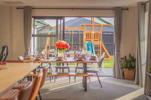 Large Family Retreat Spacious Home, Games Room Sleeps 12