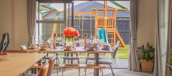 Large Family Retreat Spacious Home, Games Room Sleeps 12