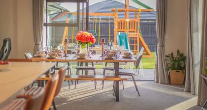 Large Family Retreat Spacious Home, Games Room Sleeps 12