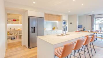 Køleskab, mikrobølgeovn, ovn, kogeplade