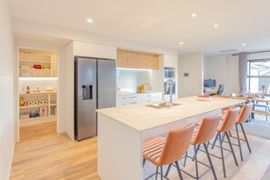 Køleskab, mikrobølgeovn, ovn, kogeplade