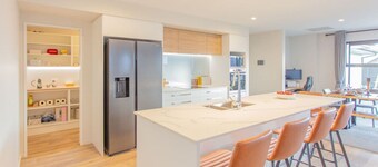 Large Family Retreat Spacious Home, Games Room Sleeps 12