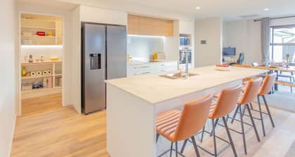 Large Family Retreat Spacious Home, Games Room Sleeps 12