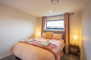 5 Schlafzimmer, Schreibtisch, Bügeleisen/Bügelbrett, Reisekinderbett