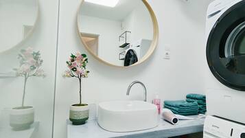 Dusche, Haartrockner, Handtücher, Seife