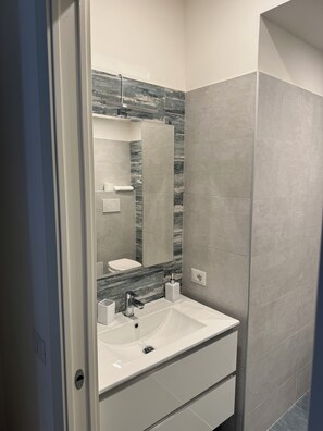Douche, séchoir à cheveux, bidet, serviettes fournies