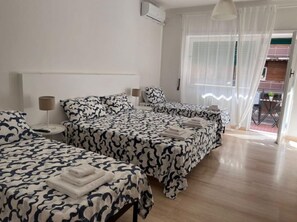 3 slaapkamers, een strijkplank/strijkijzer, reisbedje, gratis wifi