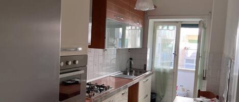 Réfrigérateur, four, plaque de cuisson, cafetière/bouilloire