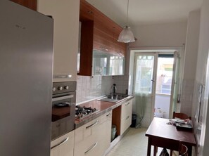 Kühlschrank, Ofen, Herdplatte, Wasserkocher mit Kaffee-/Teezubehör