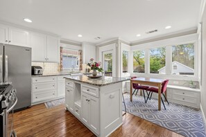 冷蔵庫、電子レンジ、オーブン、コンロ