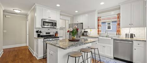 Jääkaappi, mikroaaltouuni, uuni, liesi