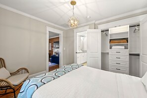 4 bedrooms, iron/ironing board, WiFi, bed sheets - Charming Historic Marietta Home! (Marietta)
