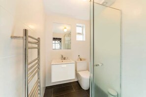 Serviettes fournies, papier toilette