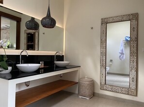 Villa de lujo, 1 cama de matrimonio grande, piscina privada, vistas al jardín | Baño