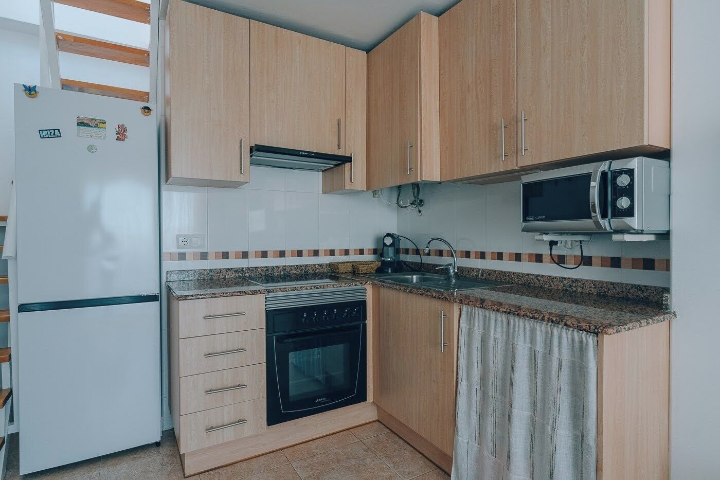 Frigorífico, microondas, horno y placa de cocina