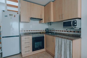 Frigorifero, microonde, forno, piano cottura