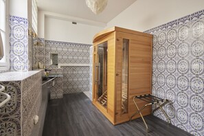 Superior Room | Bathroom | Shower, free toiletries, hair dryer, bathrobes - Château de la Marjolaine (Essomes-sur-Marne)