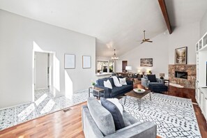 Living area - Cozy alpine retreat (Flagstaff)