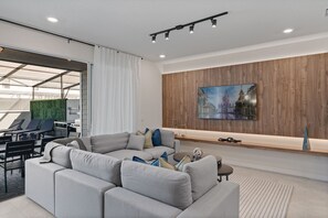 Smart TV - Gorgeous Home w/ Pvt Pool, BBQ, PS5, Outdoor Entertainment & Water Park Access! (DAVENPORT)