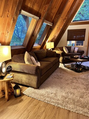 Smart TV, fireplace - River Oasis, all the comforts of home,  with the beauty of the Chetco River! (Brookings)