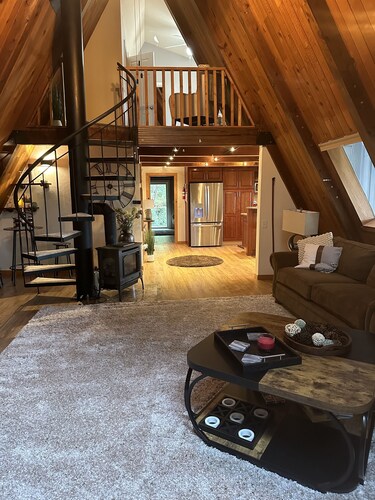 River Oasis, all the comforts of home,  with the beauty of the Chetco River!