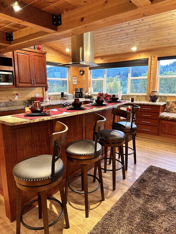 Dining - River Oasis, all the comforts of home,  with the beauty of the Chetco River! (Brookings)