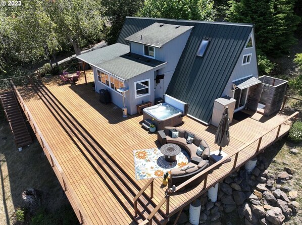 Terrace/patio - River Oasis, all the comforts of home,  with the beauty of the Chetco River! (Brookings)