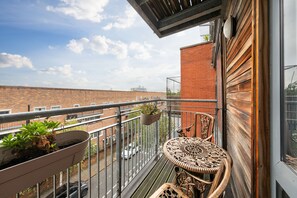 Terrace/patio - King’s Cross Cabin, 2-Bedroom 2-Bath Modern Property in Camden (Greater London)