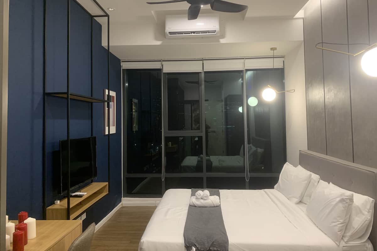 Standard Studio, 1 King Bed | Desk, laptop workspace, iron/ironing board, free WiFi
