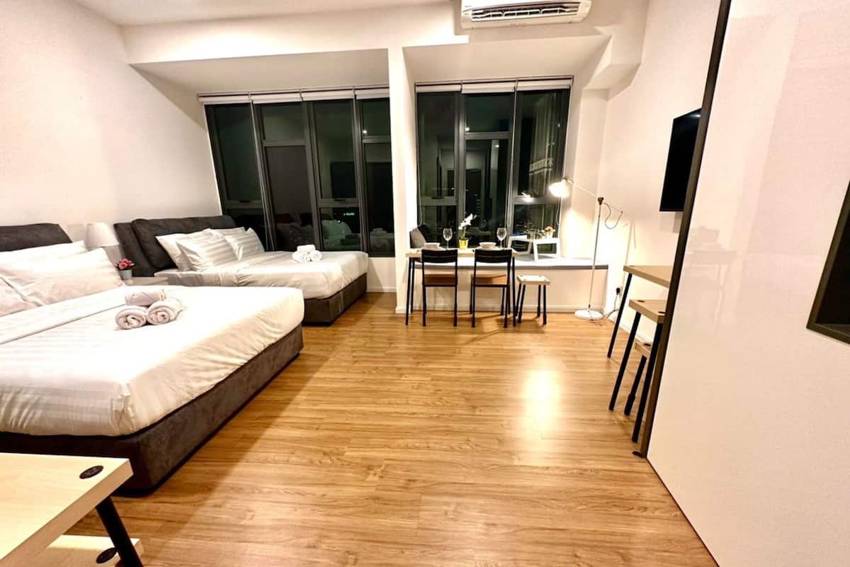 Familie studio suite | Een bureau, een laptopwerkplek, een strijkplank/strijkijzer, gratis wifi