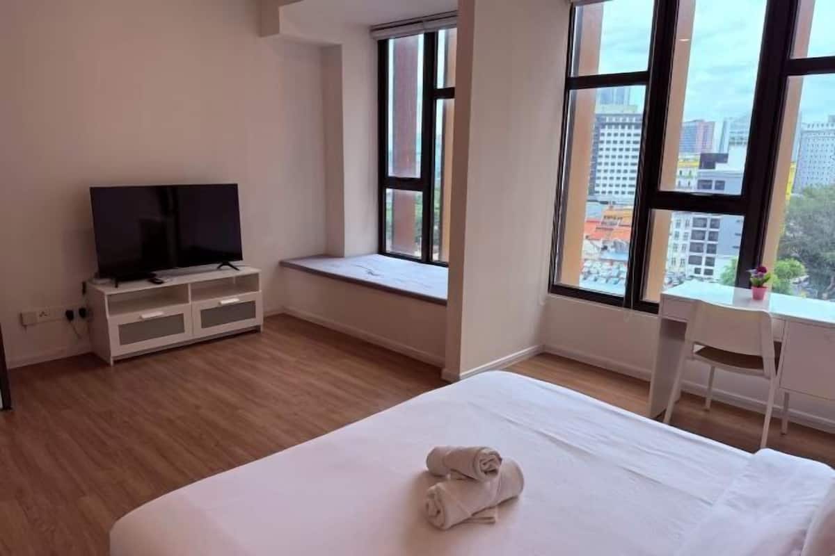 Een bureau, een laptopwerkplek, een strijkplank/strijkijzer, gratis wifi