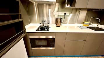 Family Studio Suite | Private kitchen | Microwave, electric kettle