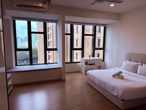 Suíte estúdio com design assinado | Escrivaninha, espaço de trabalho para notebook