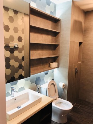 Suite Studio Signature | Salle de bain | Douche, douche à « effet pluie », sèche-cheveux, chaussons