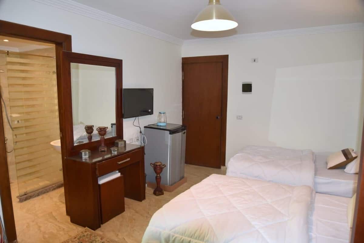 Habitación triple Deluxe | Escritorio, tabla de planchar con plancha y wifi gratis