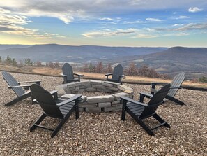 Property grounds - Canyon's Edge Family Cabin- best scenic canyon views, hot tub & fire pit! (Jasper)