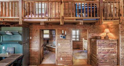 Canyon's Edge Family Cabin- best scenic canyon views, hot tub & fire pit!