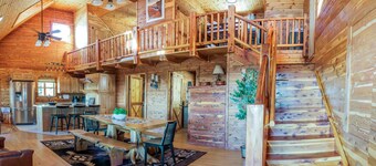 Canyon's Edge Family Cabin- best scenic canyon views, hot tub & fire pit!