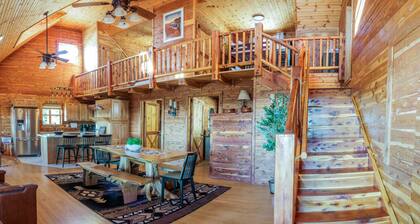 Canyon's Edge Family Cabin- best scenic canyon views, hot tub & fire pit!
