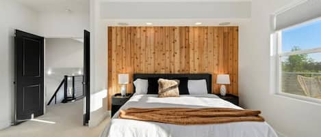 4 chambres, bureau, fer et planche à repasser, lit de bébé portatif