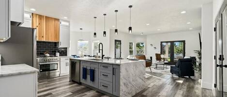 Kylskåp, mikrovågsugn, ugn och spishäll