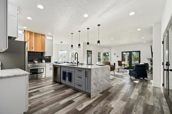 Kühlschrank, Mikrowelle, Ofen, Herdplatte